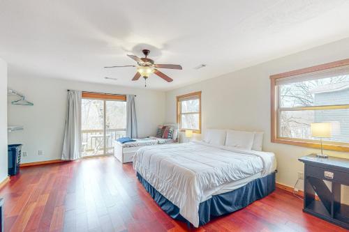 um quarto com uma cama e uma ventoinha de tecto em Emerald Cove em Eureka Springs