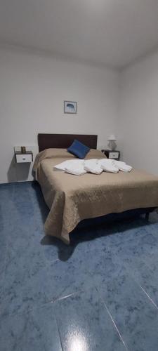 1 dormitorio con 1 cama grande y toallas. en Departamento Falucho en Santa Rosa