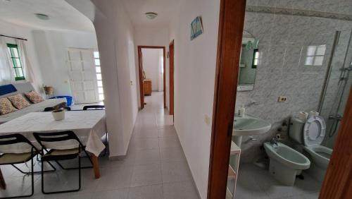 La salle de bains est pourvue d'une table, d'un lavabo et de toilettes. dans l'établissement Chelada 2, à Arrieta