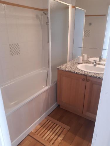 une salle de bain avec une baignoire, un lavabo et une douche dans l'établissement Appartement 3 pièces à Bolquère - 6 personnes, à Bolquère-Pyrénées 2000