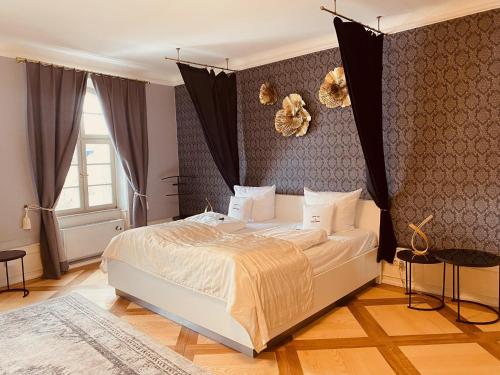 ein Schlafzimmer mit einem großen weißen Bett und einem Fenster in der Unterkunft Schloss Thurnau in Thurnau
