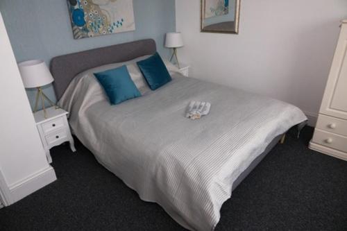 A bed or beds in a room at Bexhill Luxury Sea Stay Flat 2