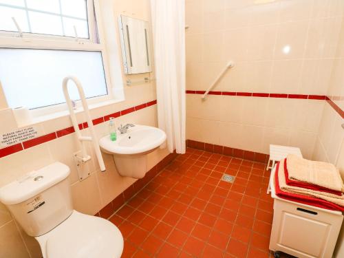 La salle de bains est pourvue de toilettes et d'un lavabo. dans l'établissement Cwtch Cowin, à Banc-y-felin