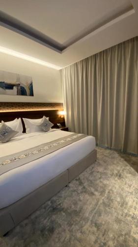 a bedroom with a large bed and a window at فندق اسين in Al Madinah