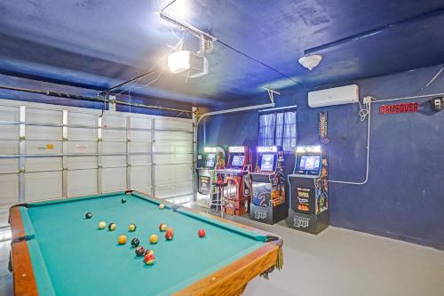 uma mesa de bilhar numa sala com jogos de fliperama em Tropical Escape - Heated Pool - Game Room em Hollywood