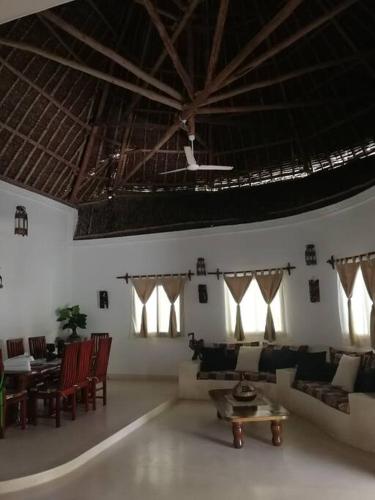 Un lugar para sentarse en Luxury Simba House in Watamu [ ☆☆☆☆☆ ]