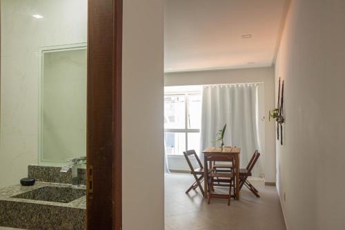 a kitchen and dining room with a table and chairs at Além dos Sonhos in Cayru