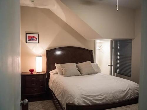 Schlafzimmer mit einem großen Bett mit einem Kopfteil aus Holz in der Unterkunft The Lofts at Myrtle in El Paso