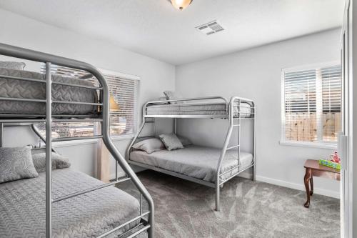 1 Schlafzimmer mit 2 Etagenbetten und einem Tisch in der Unterkunft Sunset 1 in Boise