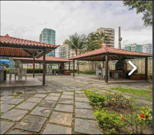 un patio con 2 cenadores en una ciudad en Apartamento no Joia da Barra, en Río de Janeiro
