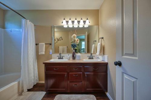 ein Badezimmer mit zwei Waschbecken und einem großen Spiegel in der Unterkunft Sedona Chill in Boise