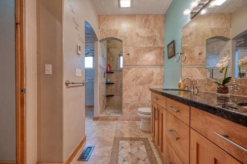 een badkamer met een douche, een wastafel en een toilet bij Home Amongst the Trees in Boise