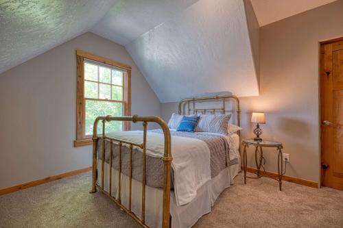 een slaapkamer met een bed en een raam bij Home Amongst the Trees in Boise