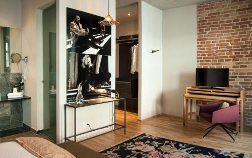 a living room with a wall with a display of shoes at Emmerich Hotel Görlitz in Görlitz