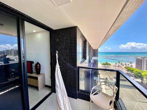 baño con vistas al océano en Edifício SKY Apto 1311 - ER Hospedagens, en Maceió