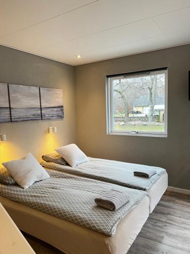 2 Betten in einem Zimmer mit Fenster in der Unterkunft Jerup Bed & Breakfast in Jerup