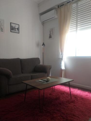 sala de estar con sofá y mesa de centro en Bello Depto Vintage Zona Céntrica en La Plata