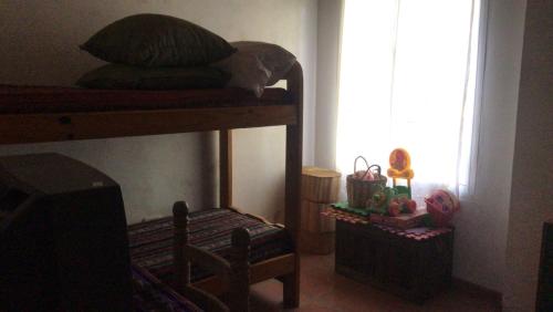 1 dormitorio con litera y ventana en Casa Quinta Los Prados en Río Tala