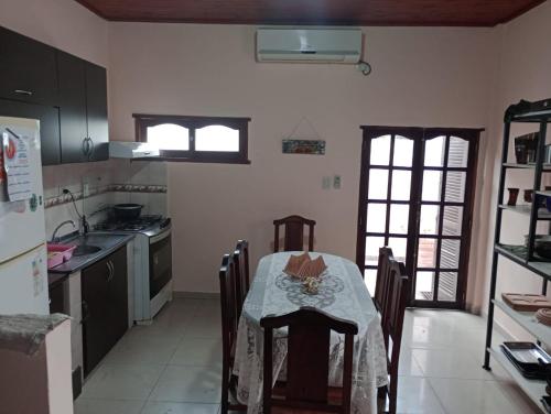 una cocina con mesa y mantel. en ALOJAMIENTO TEMPORARIO en Paso de los Libres