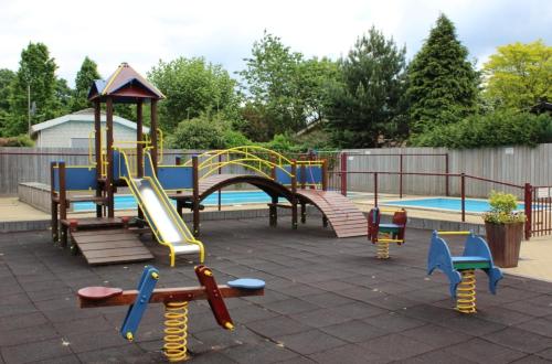 un parque infantil con tobogán y tobogán en CHALET HARMONY prive WELLNESS, en Putten
