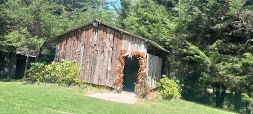 an old wooden covered bridge in a field at Casa Mujer Villa Agueda in Chocontá