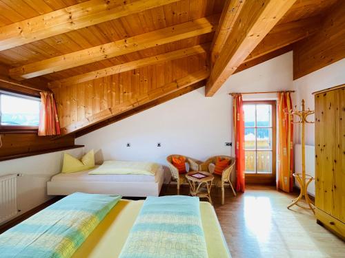 - 2 lits dans une chambre dotée de plafonds en bois dans l'établissement Apartment Oberhauserhof, à Falzes