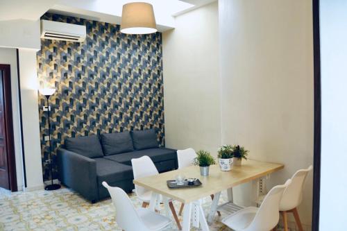 Via Roma Apartment Deluxe tesisinde bir oturma alanı