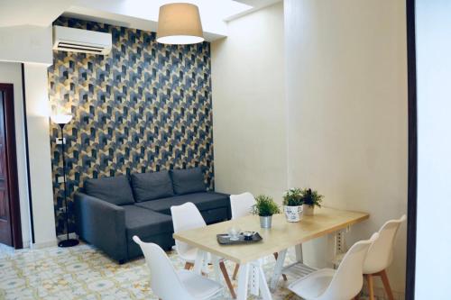 サレルノにあるVia Roma Apartment Deluxeのリビングルーム(ソファ、テーブル付)