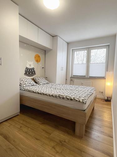 ein Schlafzimmer mit einem großen Bett in einem Zimmer in der Unterkunft Apartament Gallusa in Kattowitz