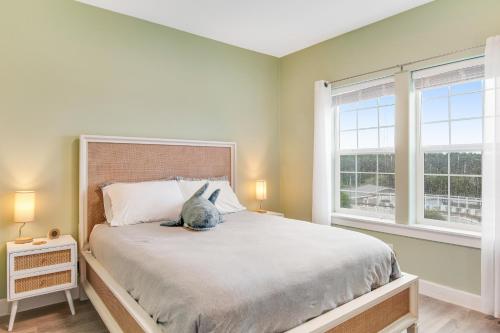 um quarto com uma cama grande e 2 janelas em Calm At The Coast em Westport