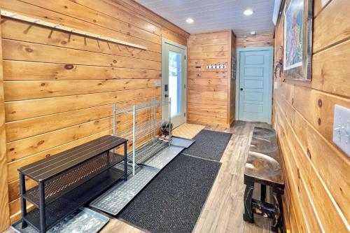 冬季公園的住宿－Camp Contained，木墙客房中的带长凳的桑拿浴室