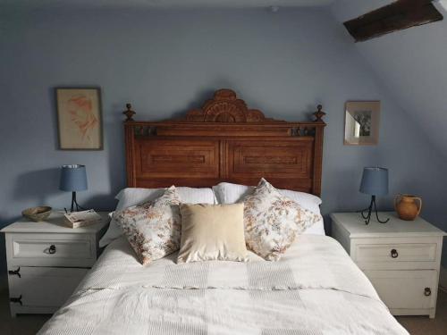 een slaapkamer met een groot wit bed met kussens bij The Writer's House in Canterbury