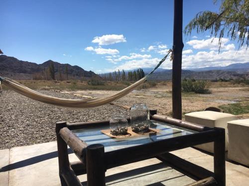 una mesa y una hamaca con vistas al desierto en Tierra de Leones en Rodeo