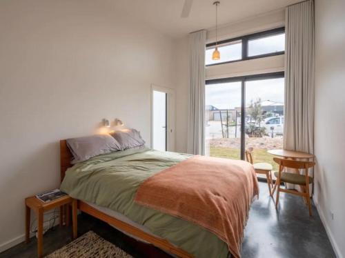 Llit o llits en una habitació de Coastal Escape in Cape