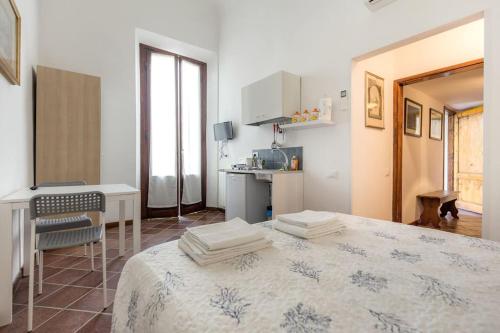 Il comprend une chambre avec un grand lit et une cuisine. dans l'établissement Loft Ortensia garden WiFi air conditioning, à Florence