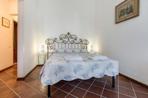 - une chambre avec un lit doté d'un couvre-lit blanc dans l'établissement Loft Ortensia garden WiFi air conditioning, à Florence