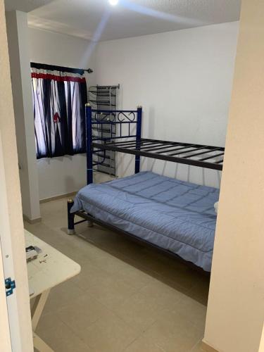 プエブラにあるBorrallasのベッドルーム1室(二段ベッド2台、窓付)が備わります。