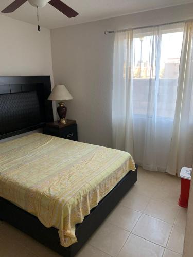 - une chambre avec un lit et une fenêtre dans l'établissement Borrallas, à Puebla