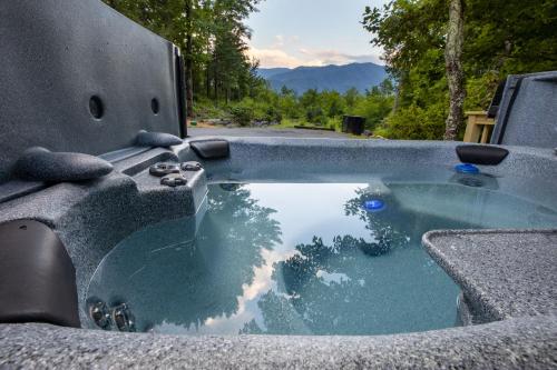 una gran piscina de agua en un patio en Real Log Cabin With Amazing Views, Hot Tub, Sauna, Games en Gatlinburg