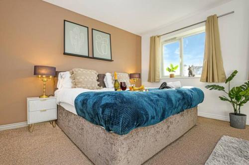 una camera da letto con un letto con una coperta blu sopra di Aylesbury House with Free Parking, Super-Fast Wifi and Smart TV with Netflix by Yoko Property ad Aylesbury