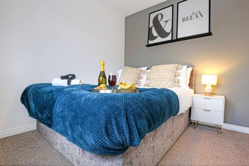 Ένα ή περισσότερα κρεβάτια σε δωμάτιο στο Aylesbury House with Free Parking, Super-Fast Wifi and Smart TV with Netflix by Yoko Property