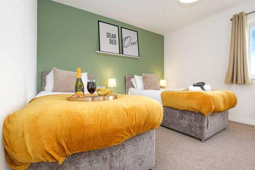Ένα ή περισσότερα κρεβάτια σε δωμάτιο στο Aylesbury House with Free Parking, Super-Fast Wifi and Smart TV with Netflix by Yoko Property