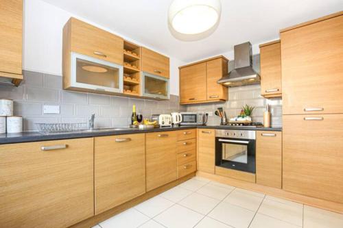 Η κουζίνα ή μικρή κουζίνα στο Aylesbury House with Free Parking, Super-Fast Wifi and Smart TV with Netflix by Yoko Property