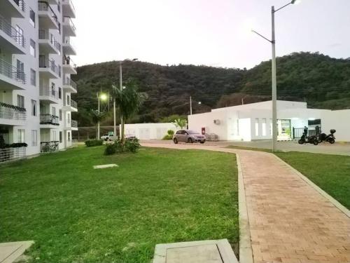 a parking lot in front of a apartment building at Apartamento vista a la montaña in Girardot