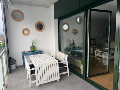 富恩特拉維亞的住宿－Kobentu Berri by Smiling Rentals，阳台的用餐室配有桌椅