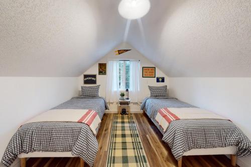 2 camas en una habitación con ático en Treehouse by the Sea, en Cape Meares