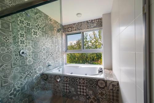 uma casa de banho com uma banheira e uma janela em Hotel Balcón del Parque em Xalapa