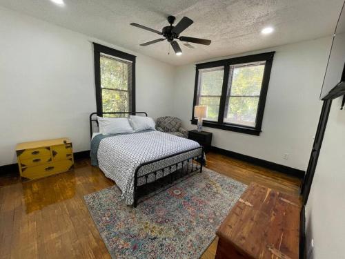 a bedroom with a bed and a ceiling fan at Midtown Casablanca in Memphis