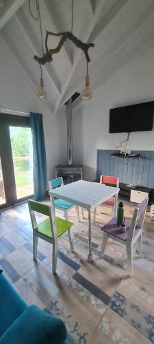 uma sala de estar com mesa e cadeiras em Mountain House departamentos de montaña em Villa Meliquina