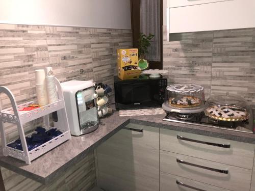 a kitchen with a counter top with a microwave at B&B Vittorio Emanuele in Cirò Marina